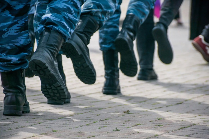 Marschierende Einsatzkräfte in Uniform